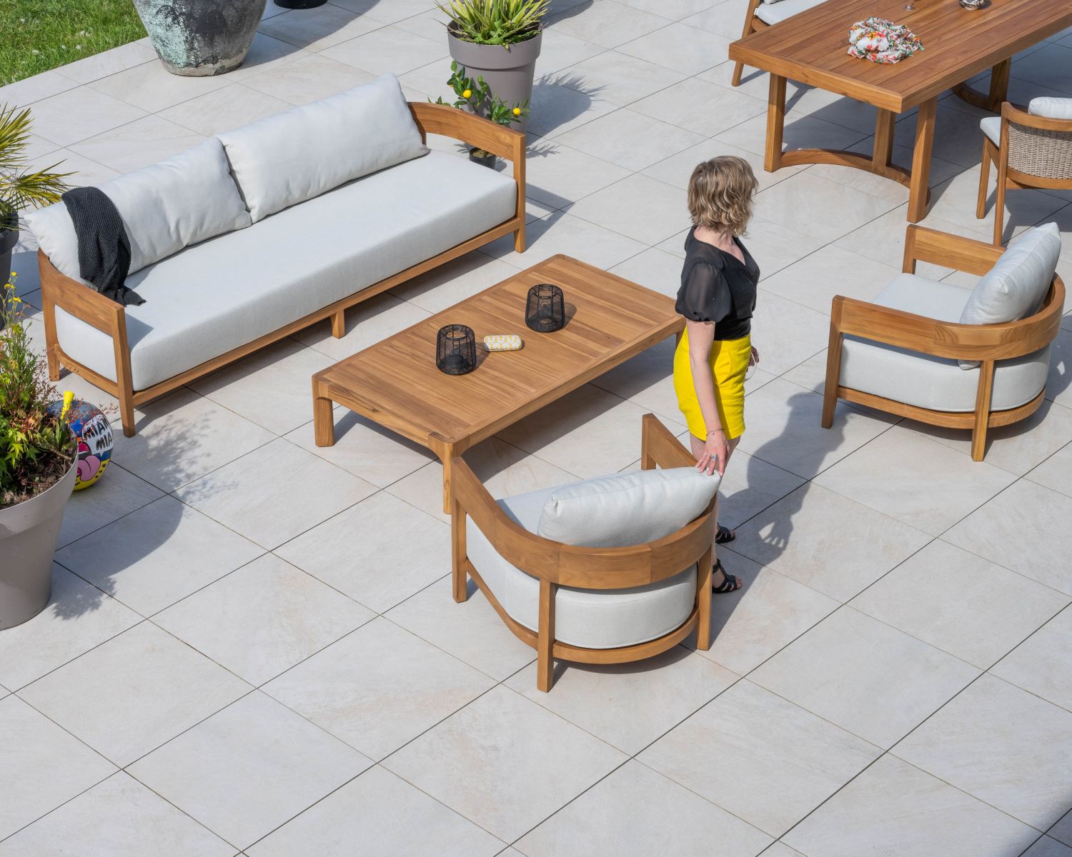 Set di mobili da giardino in teak naturale e tessuto leggero "Orchaise" - divano a 3 posti e poltrone