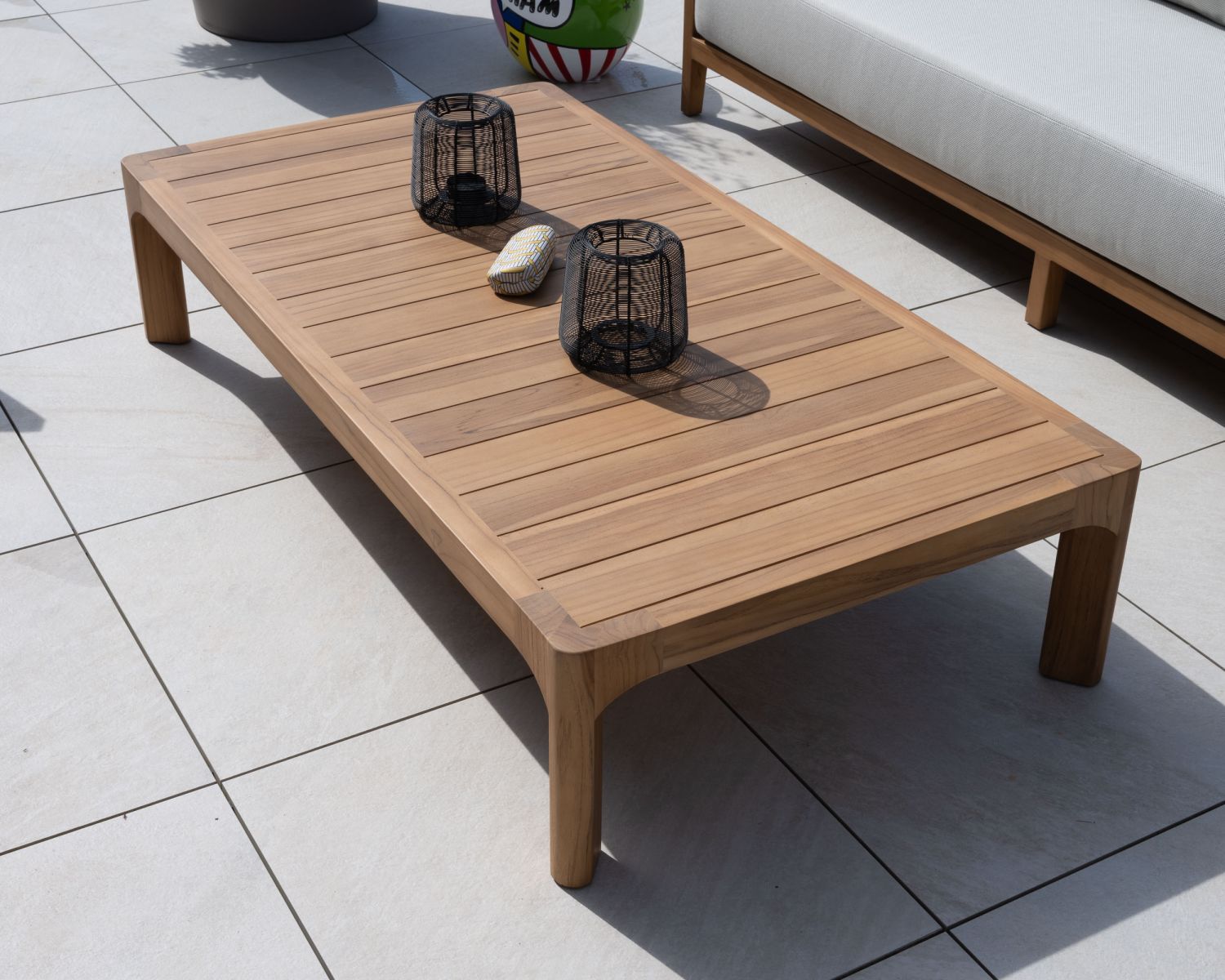 Tavolino da esterno "Venice" in teak naturale dal design raffinato