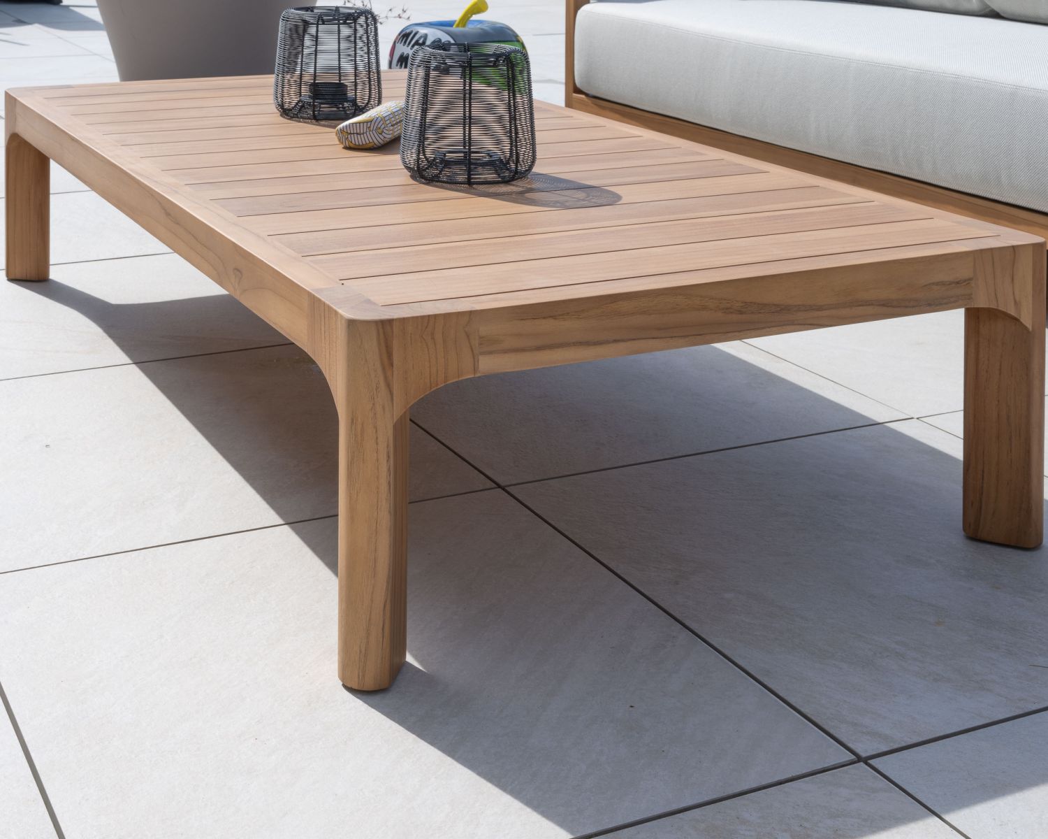 Tavolino da esterno "Venice" in teak naturale dal design raffinato