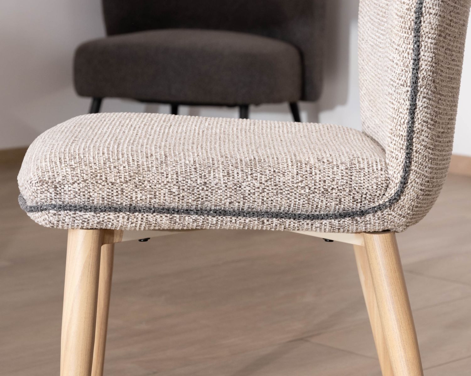 Sedia da pranzo "Osmo", elegante e confortevole, in tessuto impermeabile beige