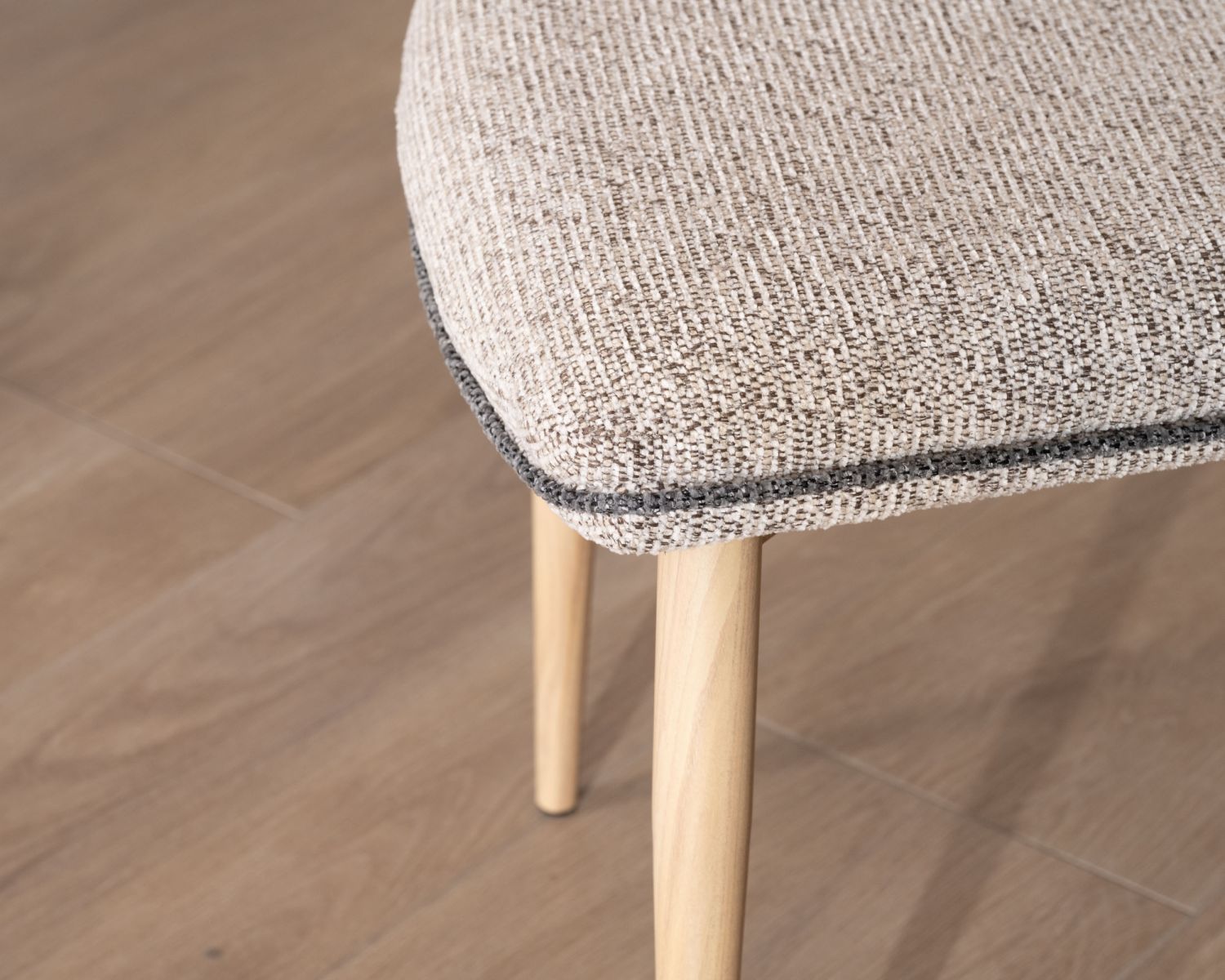 Sedia da pranzo "Osmo", elegante e confortevole, in tessuto impermeabile beige