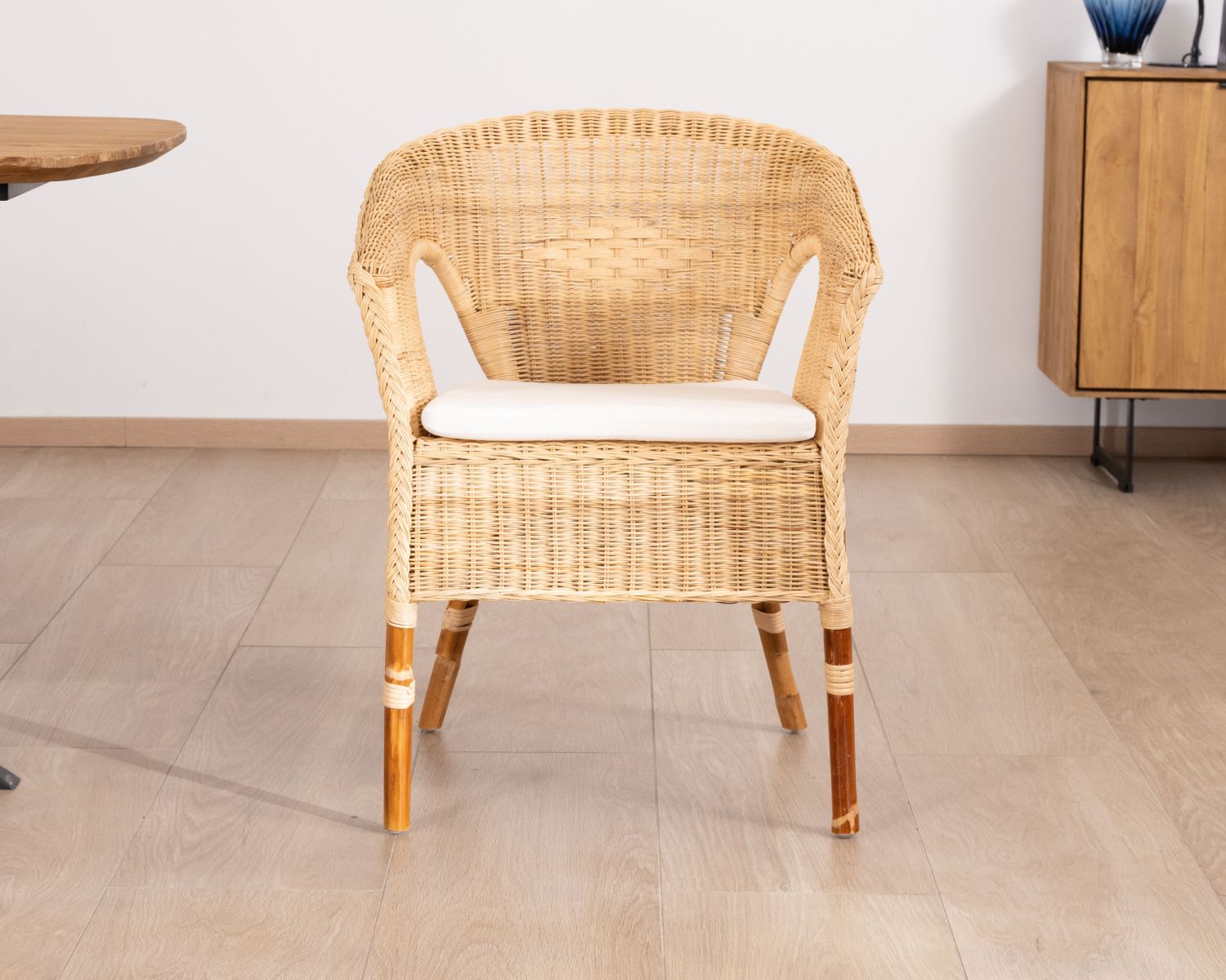 Poltroncina elegante in rattan intrecciato "Noho" con seduta in tessuto