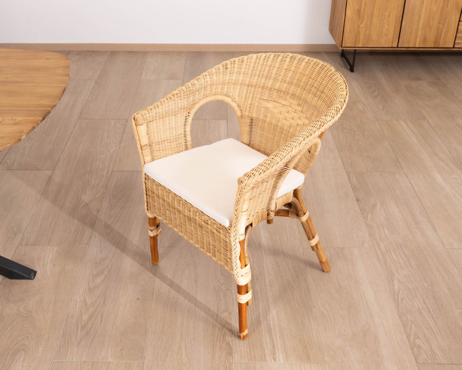 Poltroncina elegante in rattan intrecciato "Noho" con seduta in tessuto