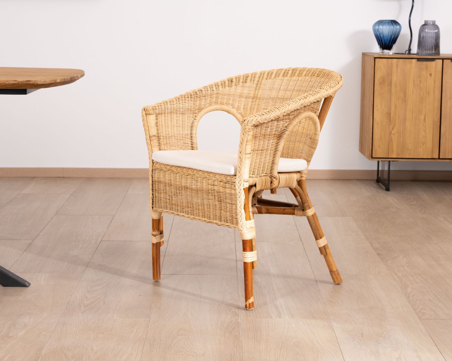 Poltroncina elegante in rattan intrecciato "Noho" con seduta in tessuto