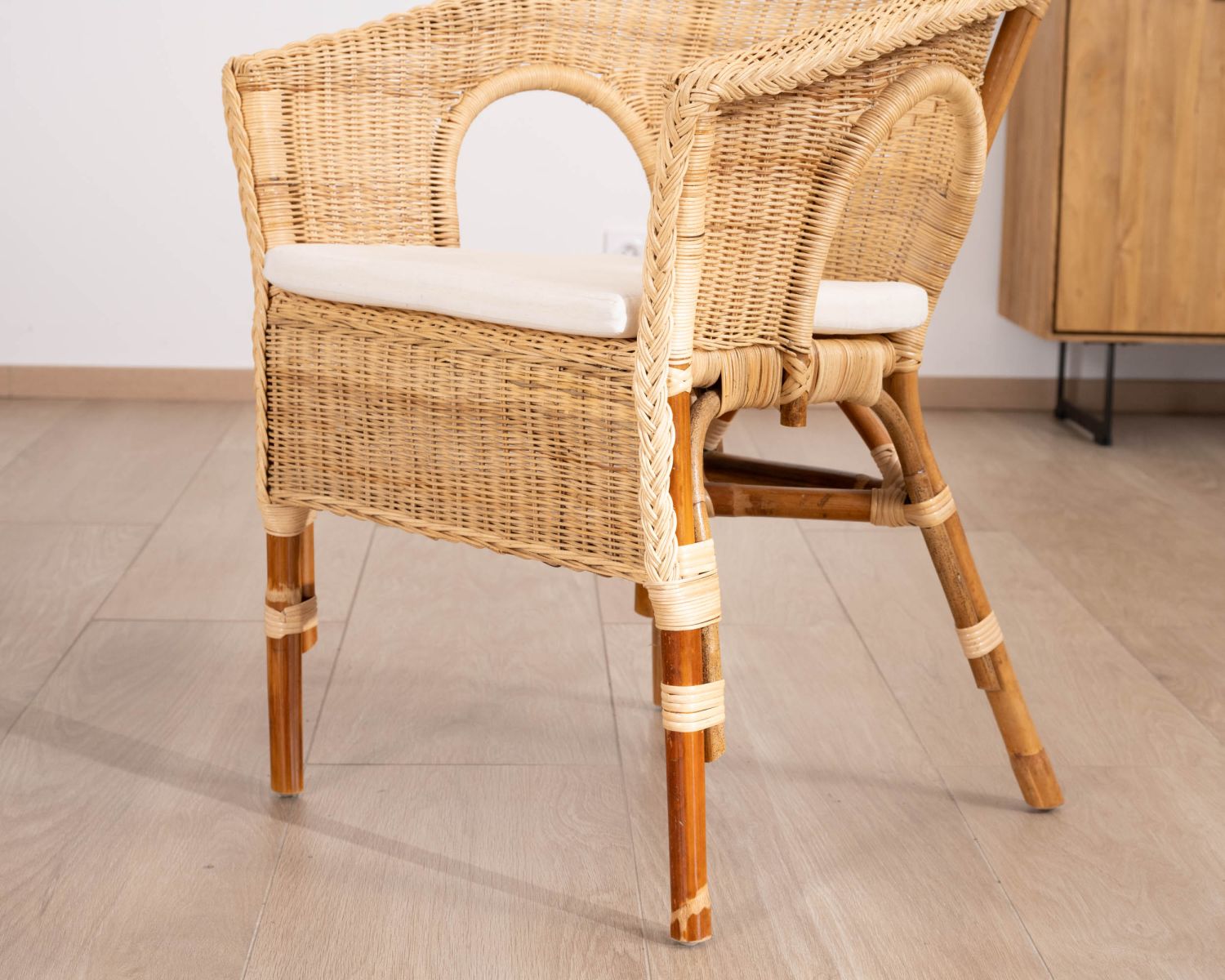 Poltroncina elegante in rattan intrecciato "Noho" con seduta in tessuto