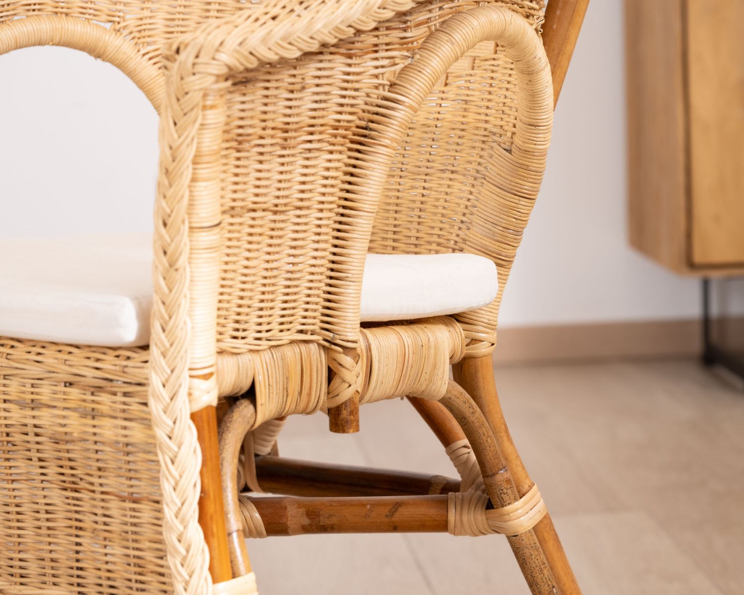 Poltroncina elegante in rattan intrecciato "Noho" con seduta in tessuto