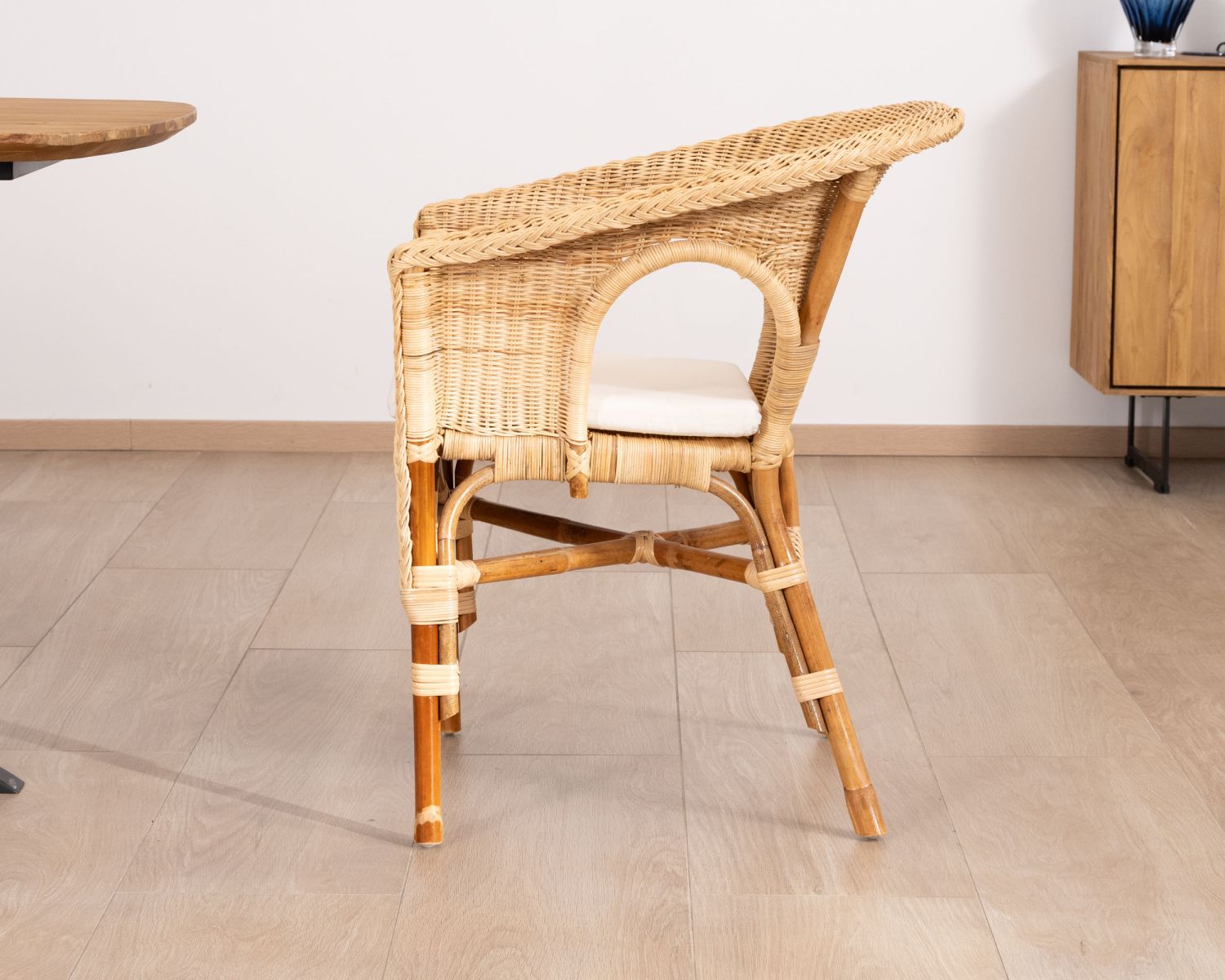Poltroncina elegante in rattan intrecciato "Noho" con seduta in tessuto