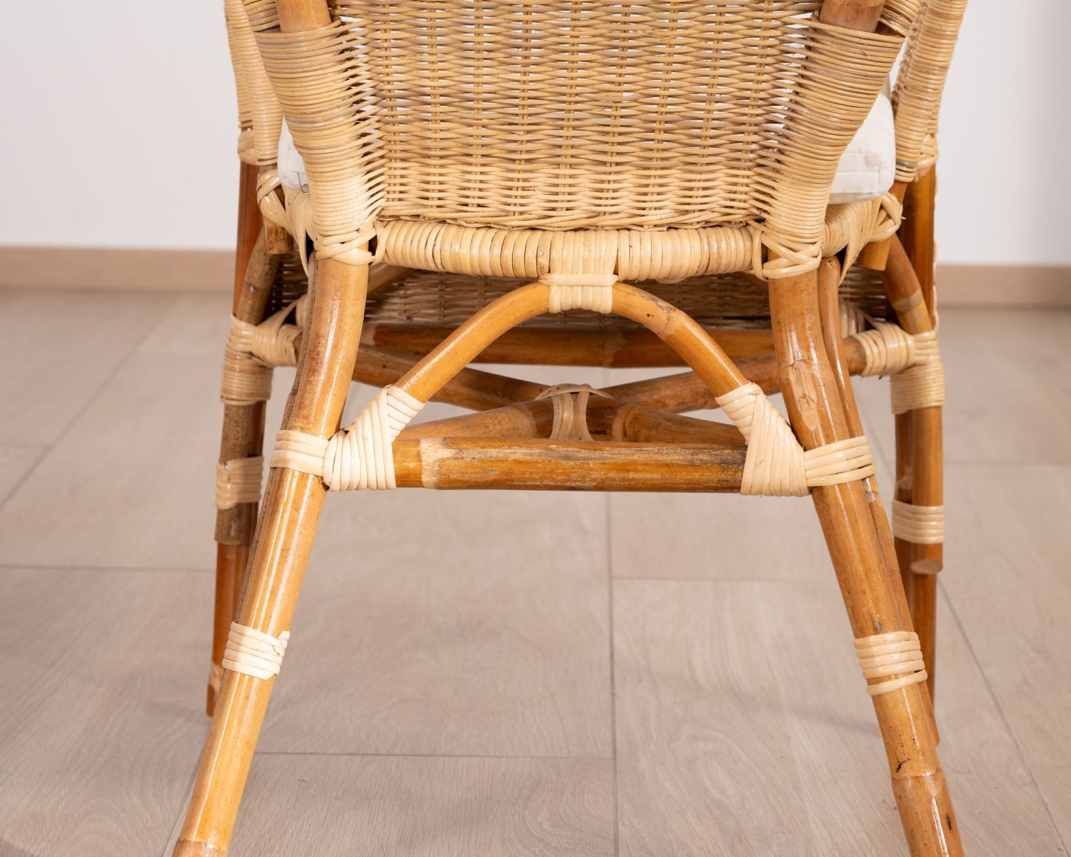 Poltroncina elegante in rattan intrecciato "Noho" con seduta in tessuto