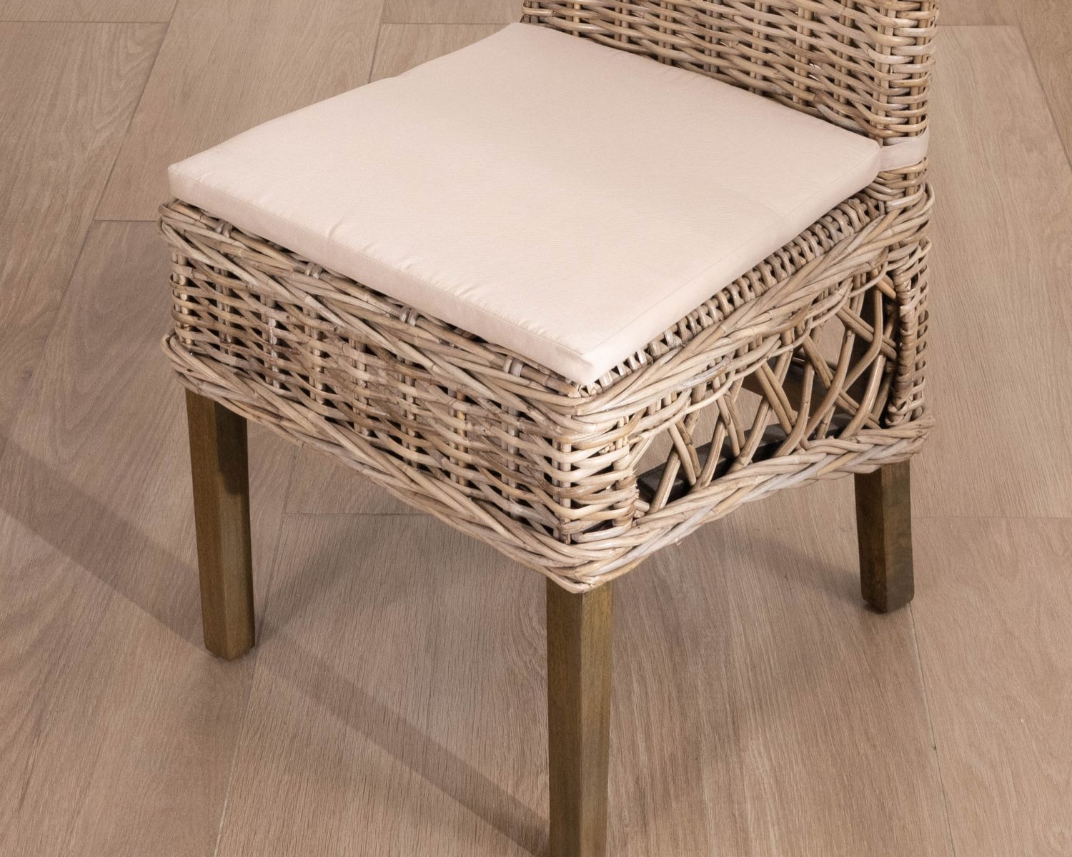 Elegante sedia da pranzo in rattan intrecciato "Noho" con rivestimento della seduta in tessuto
