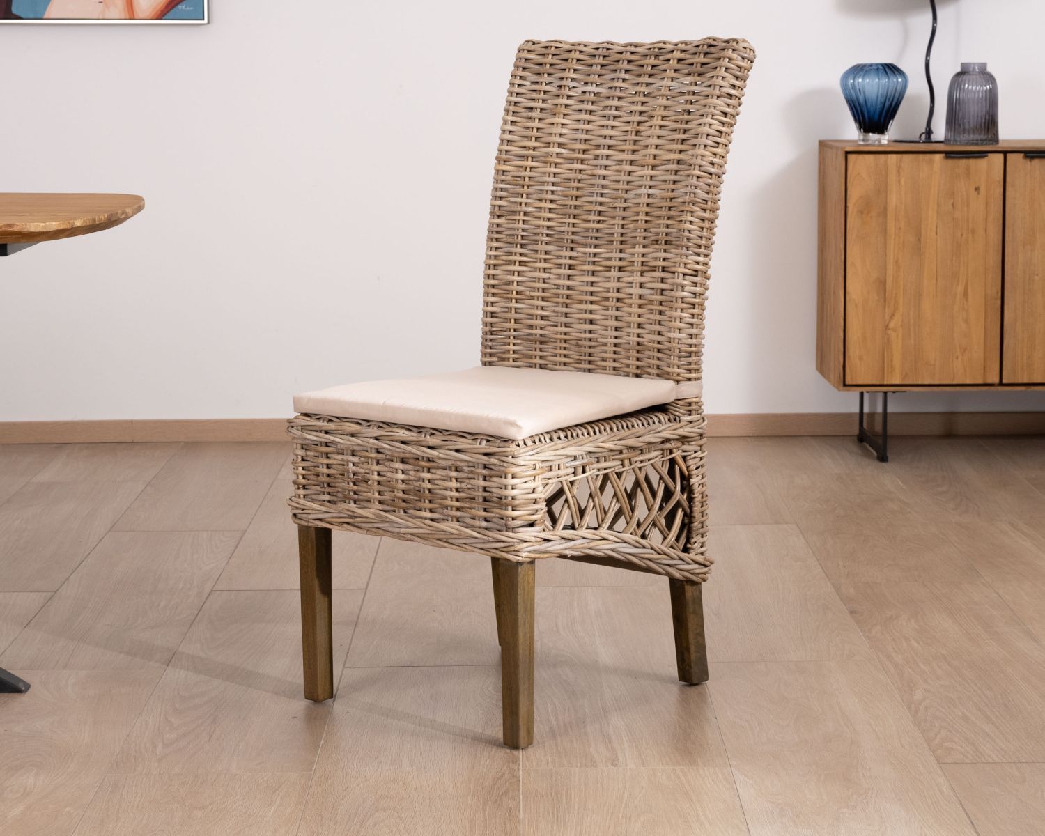 Elegante sedia da pranzo in rattan intrecciato "Noho" con rivestimento della seduta in tessuto