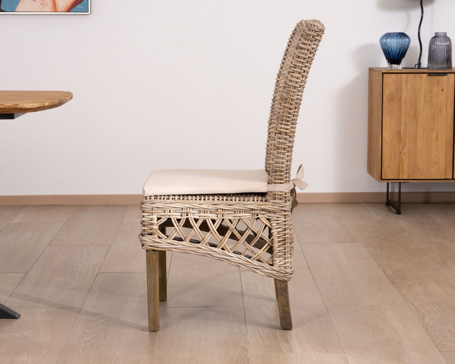 Elegante sedia da pranzo in rattan intrecciato "Noho" con rivestimento della seduta in tessuto