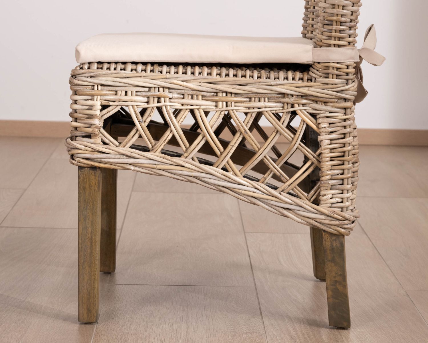 Elegante sedia da pranzo in rattan intrecciato "Noho" con rivestimento della seduta in tessuto