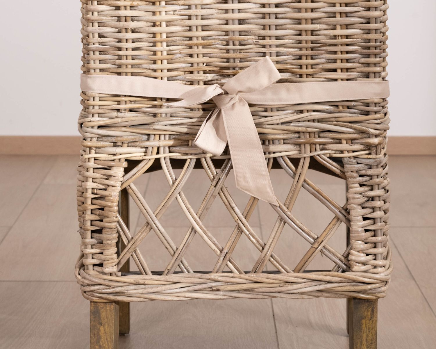 Elegante sedia da pranzo in rattan intrecciato "Noho" con rivestimento della seduta in tessuto