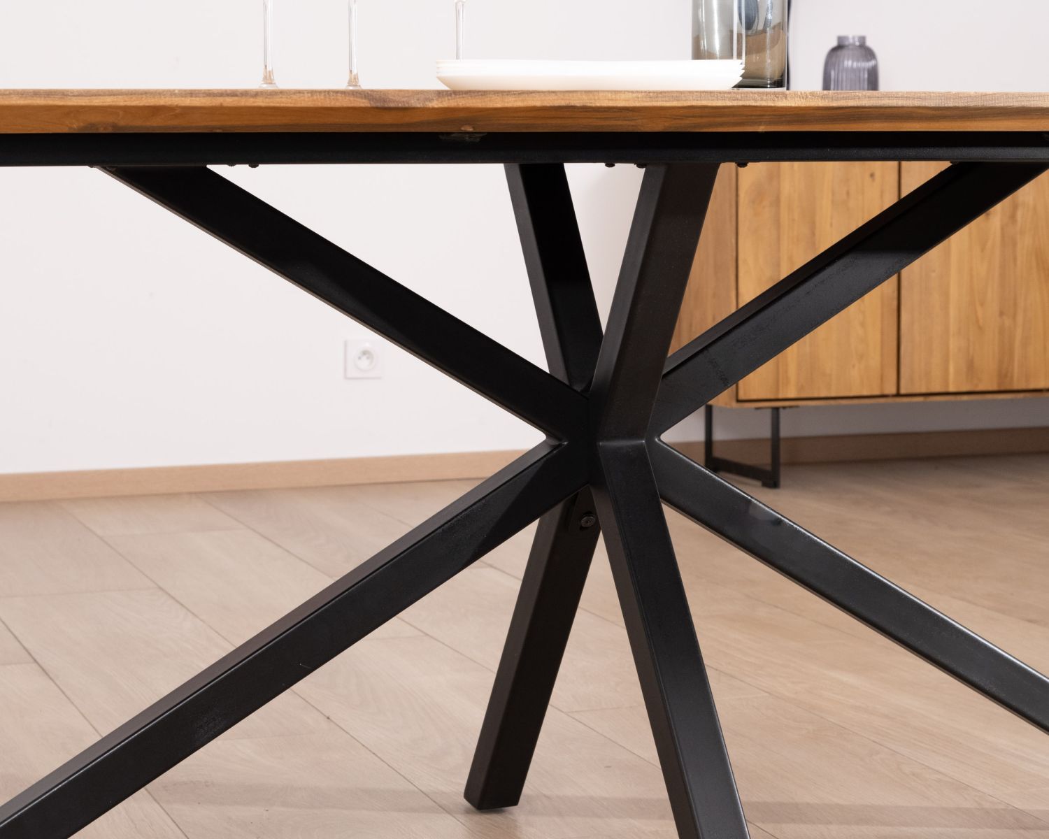 Tavolo da pranzo "Bahia" da 2 m in teak naturale con gambe Mikado in metallo