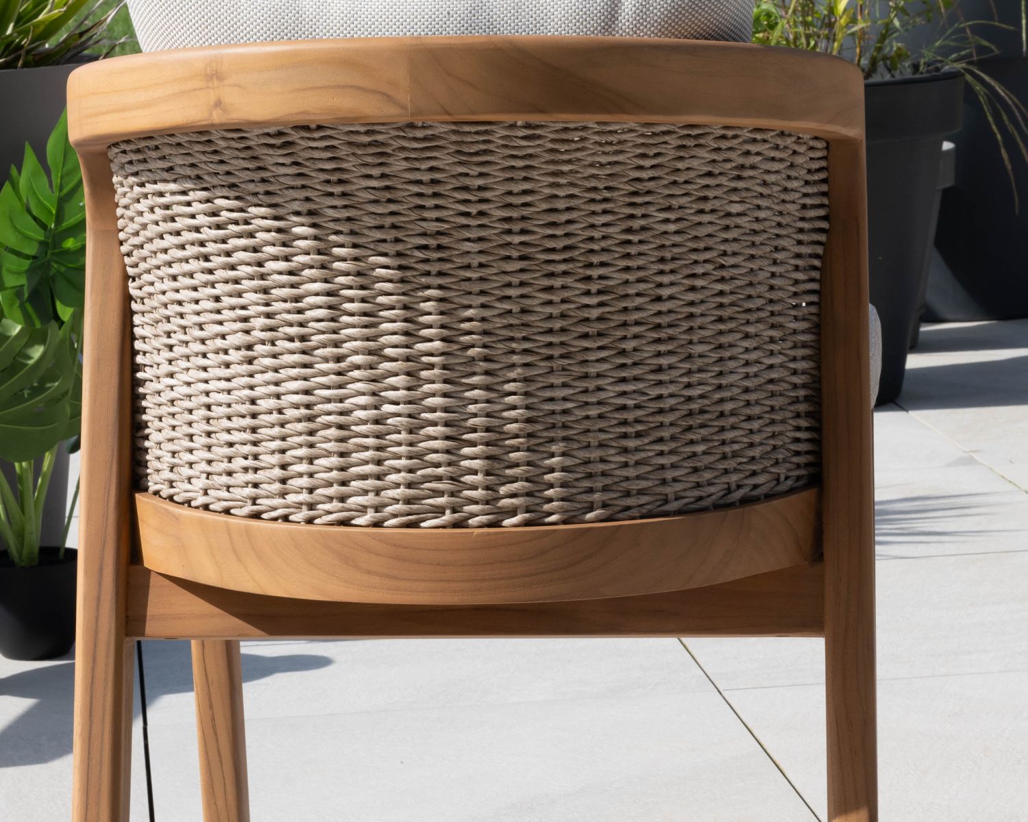 Sedia da esterno di design "Venice" di alta qualità in teak con cuscini screziati ecrù