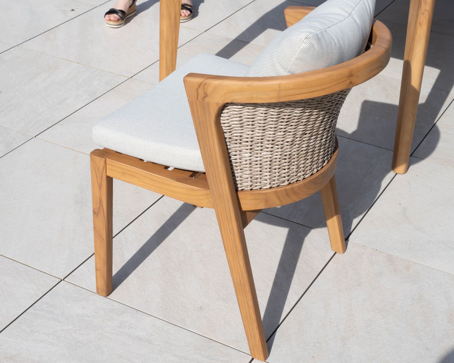 Sedia da esterno di design "Venice" di alta qualità in teak con cuscini screziati ecrù