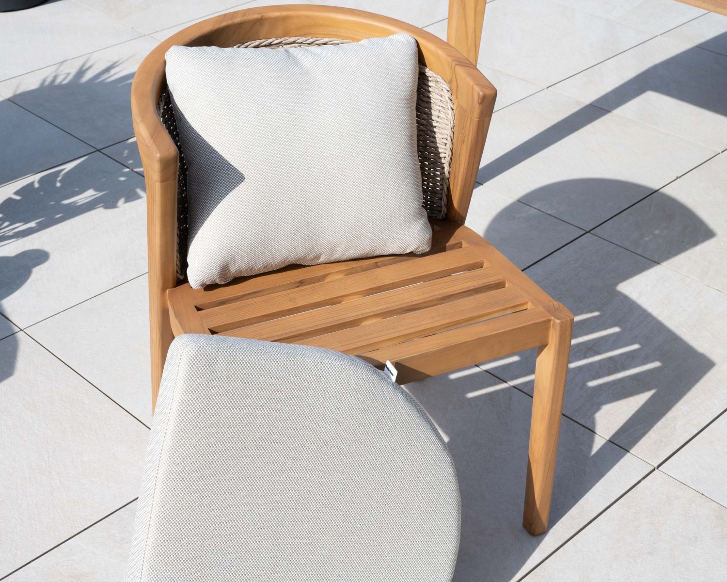 Sedia da esterno di design "Venice" di alta qualità in teak con cuscini screziati ecrù