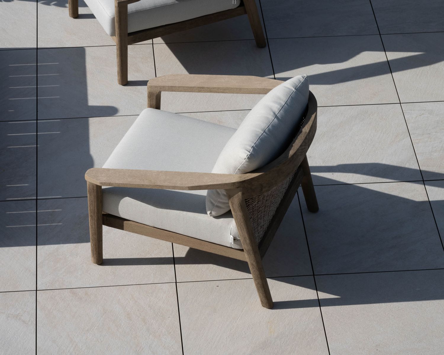 Set da esterno "Verona": divano a 3 posti e poltrone in teak grigio e sabbiato