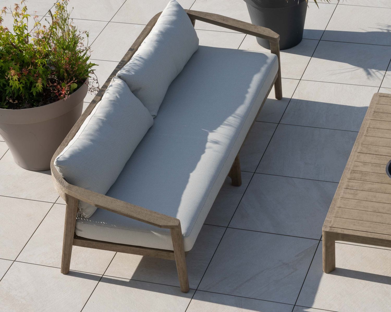 Set da esterno "Verona": divano a 3 posti e poltrone in teak grigio e sabbiato