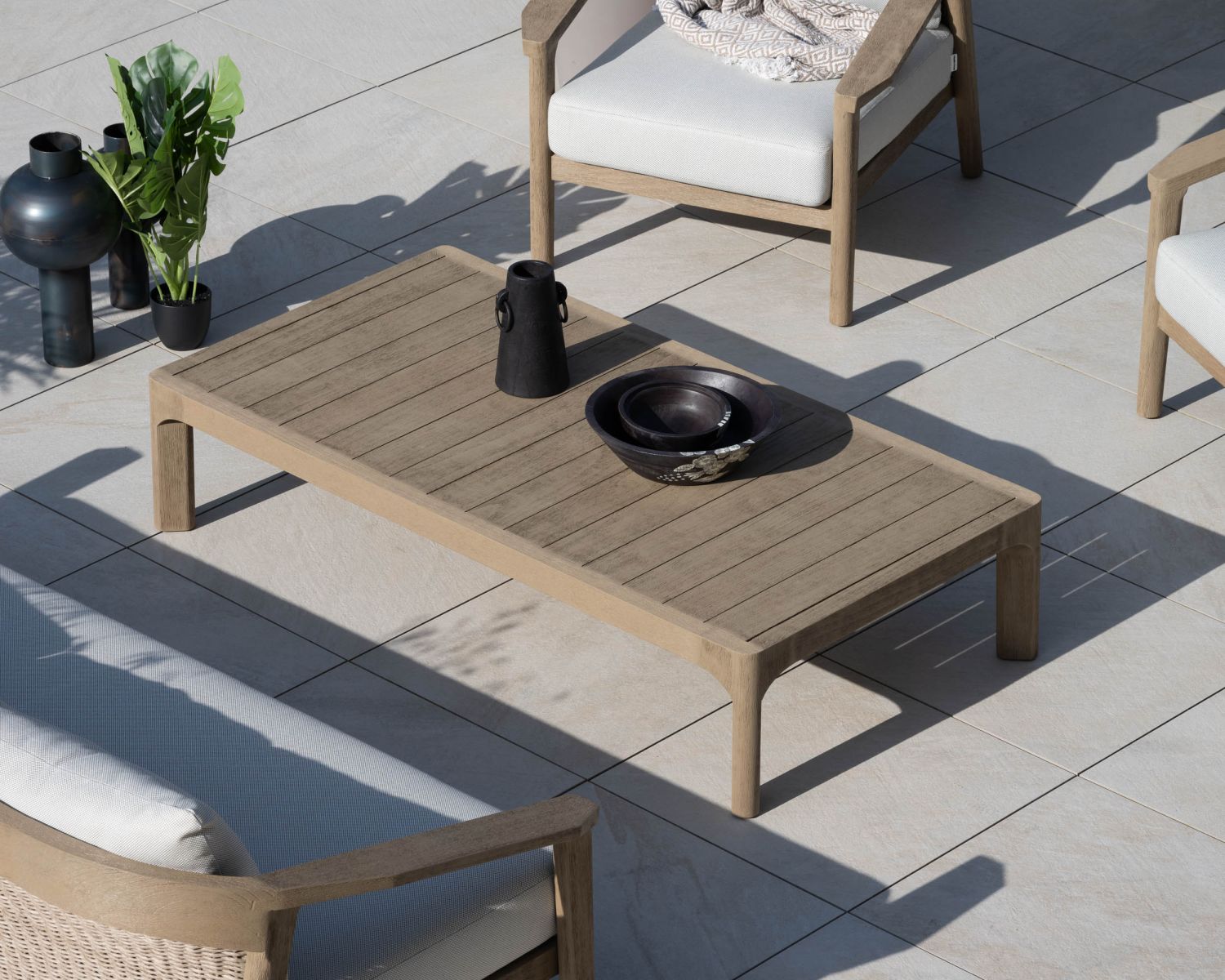 Tavolino da esterno in teak con finitura naturale sabbiata "Verona"