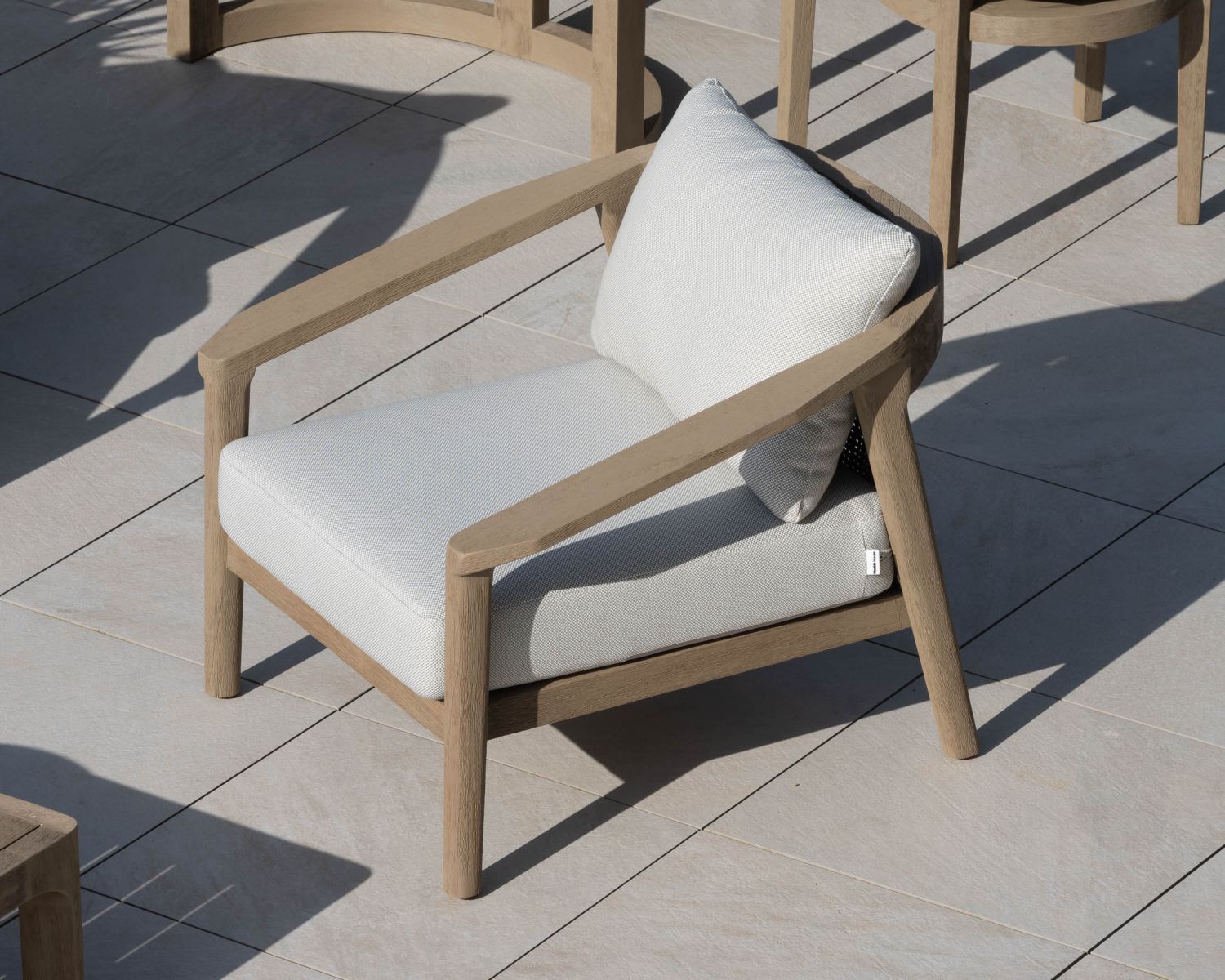 Set da esterno "Verona": divano a 3 posti e poltrone in teak grigio e sabbiato