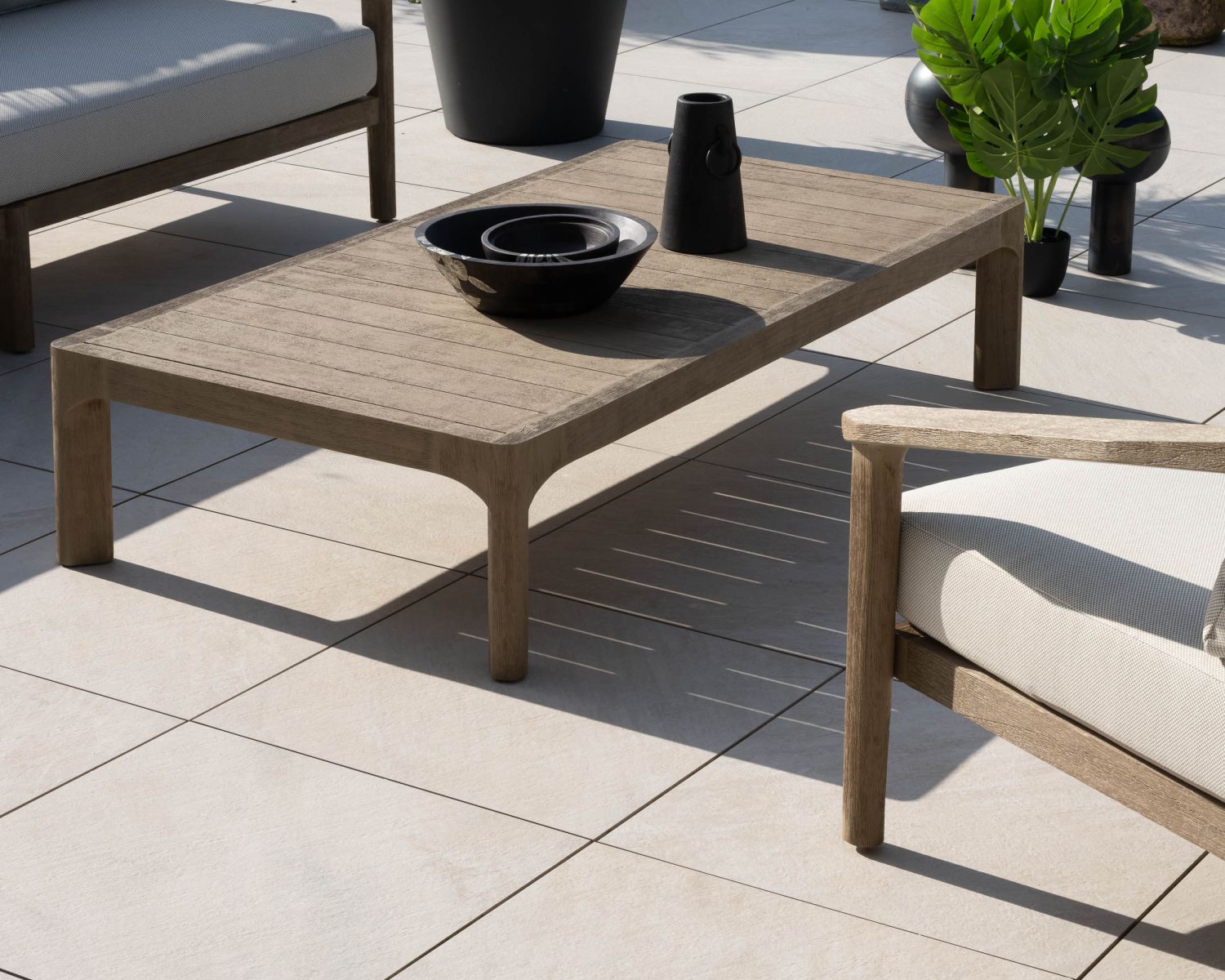 Tavolino da esterno in teak con finitura naturale sabbiata "Verona"