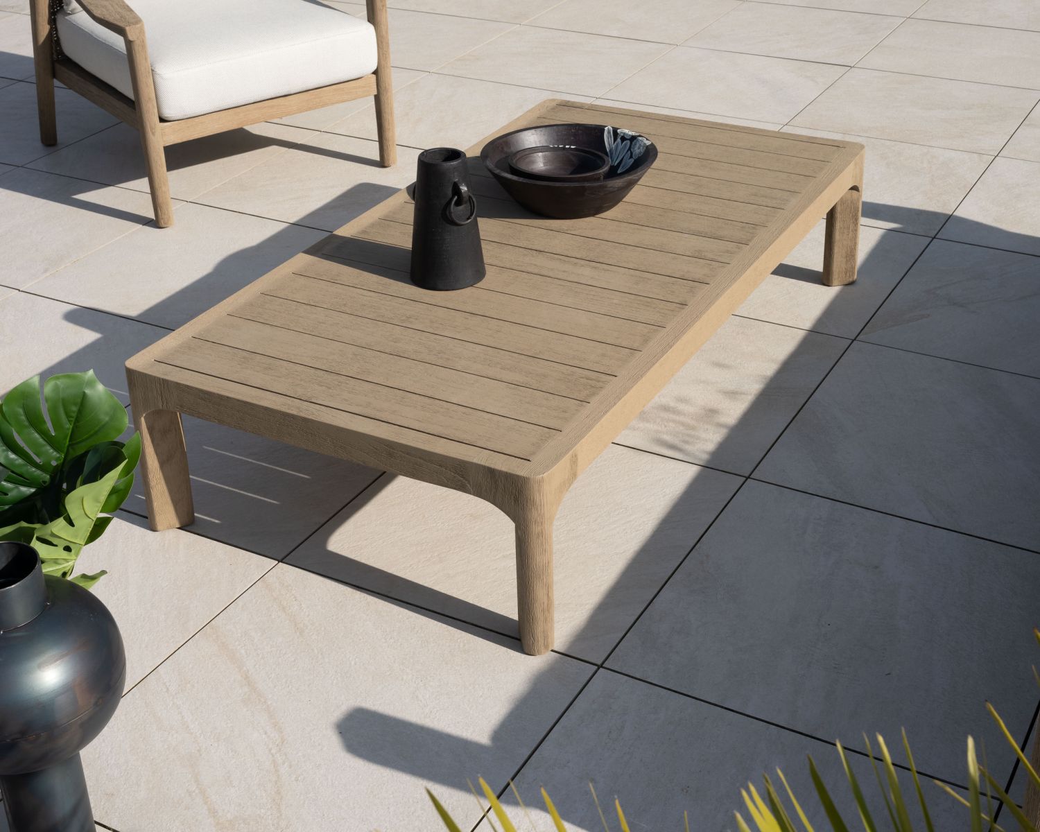 Tavolino da esterno in teak con finitura naturale sabbiata "Verona"