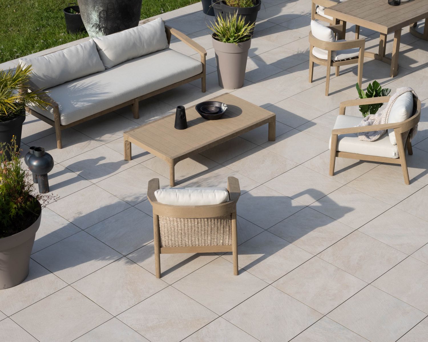 Tavolino da esterno in teak con finitura naturale sabbiata "Verona"