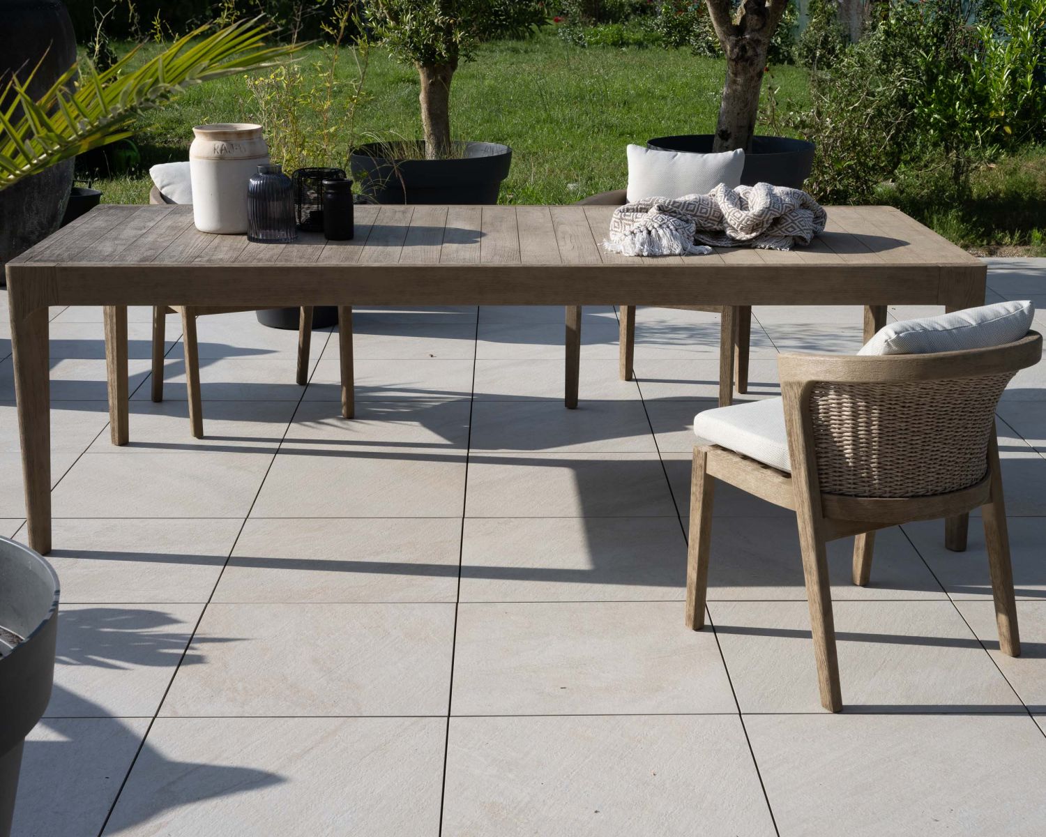 Confortevole sedia da pranzo di alta gamma in teak sabbiato con cuscini beige "Verona"