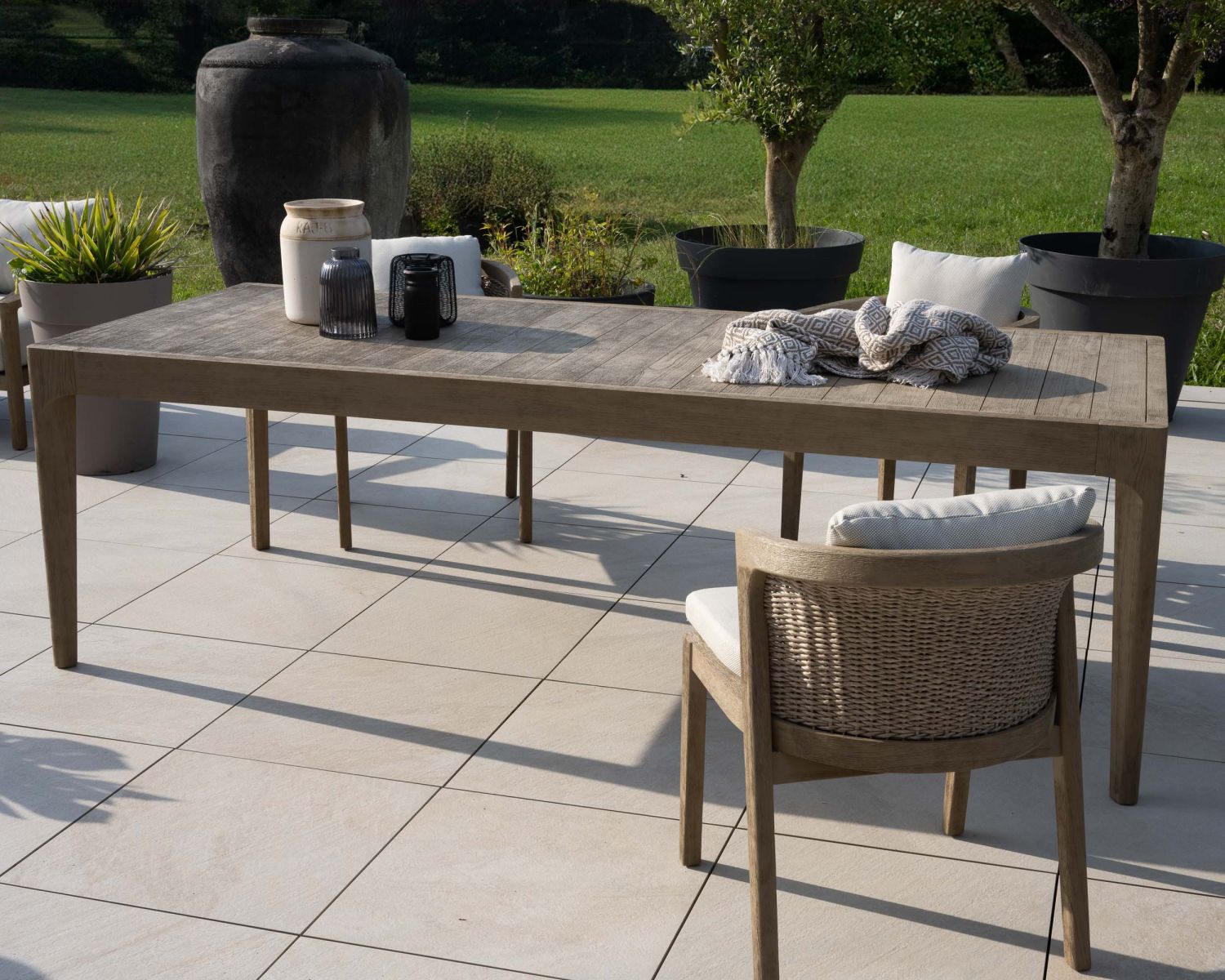 Confortevole sedia da pranzo di alta gamma in teak sabbiato con cuscini beige "Verona"