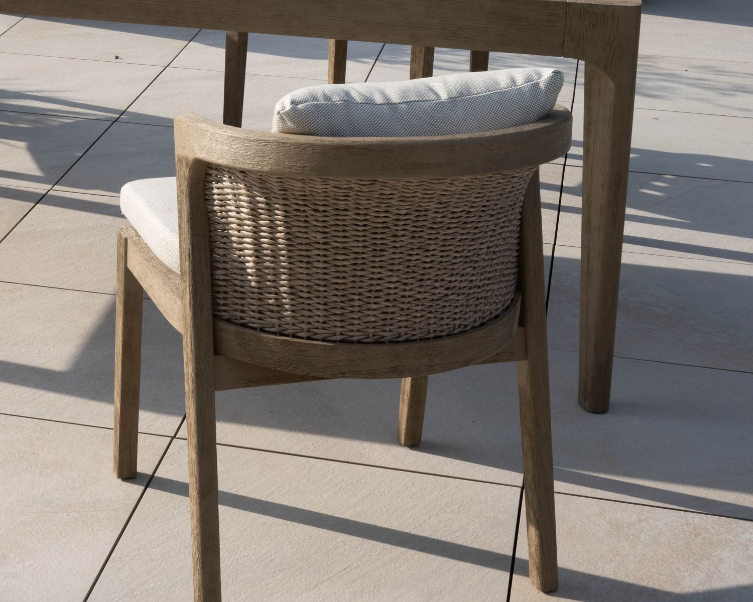 Confortevole sedia da pranzo di alta gamma in teak sabbiato con cuscini beige "Verona"