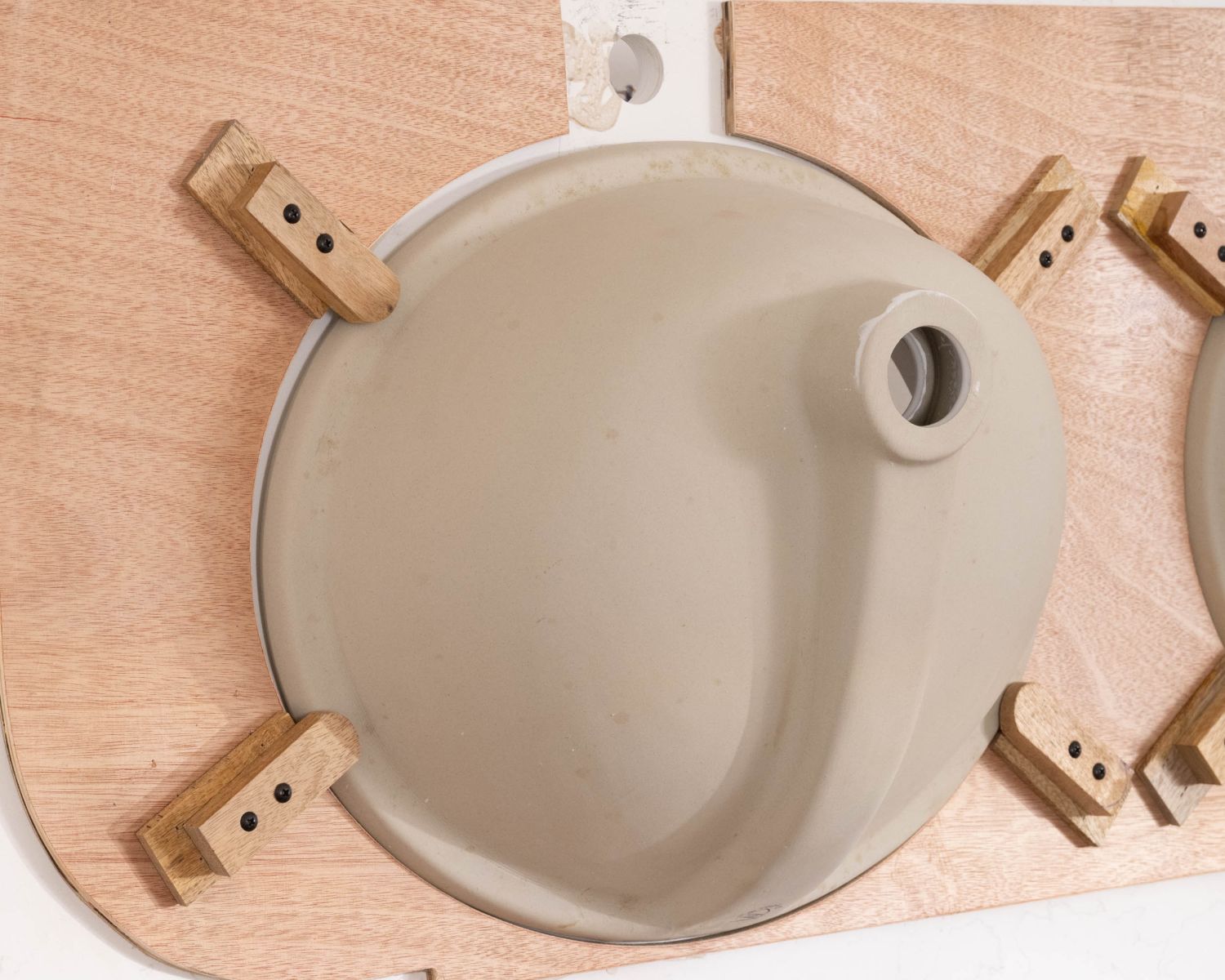 Mobiletto "Eglantine" 1 in legno massiccio di mango con finitura al quarzo bianco