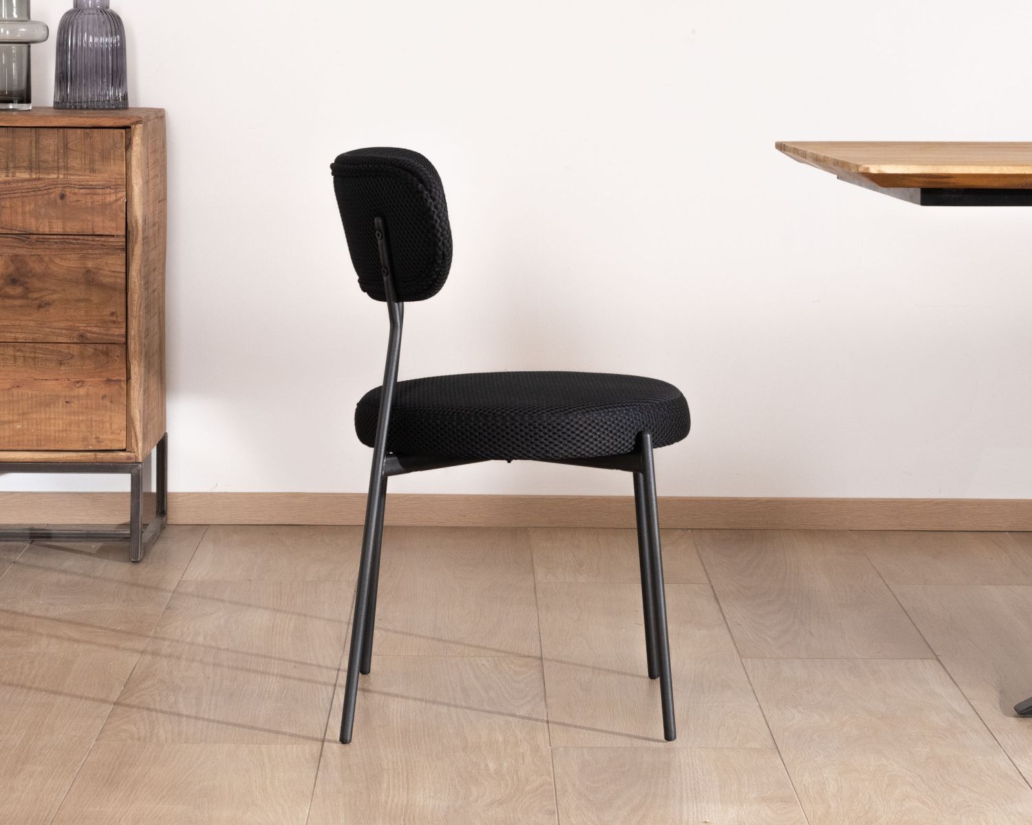 Set di 2 sedie da pranzo in stile retrò "Lato" in tessuto nero e gambe in metallo