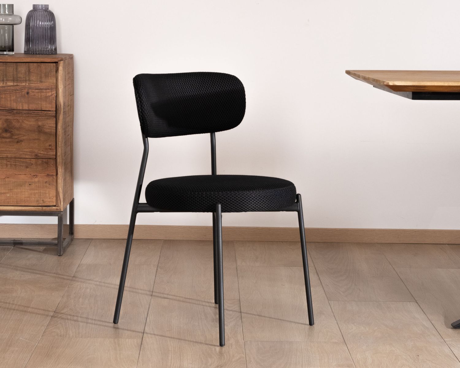 Set di 2 sedie da pranzo in stile retrò "Lato" in tessuto nero e gambe in metallo