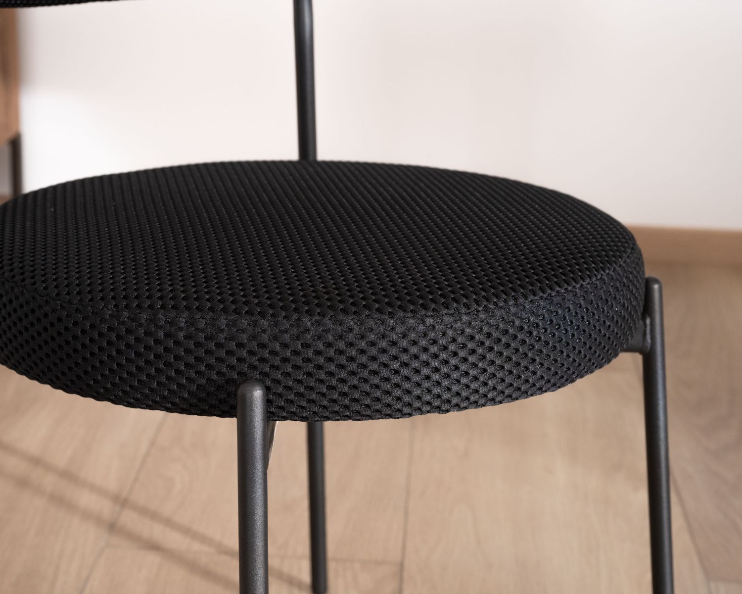 Set di 2 sedie da pranzo in stile retrò "Lato" in tessuto nero e gambe in metallo