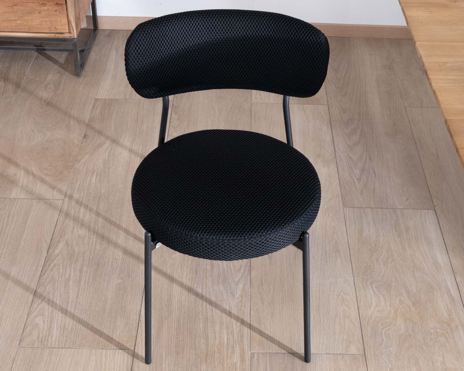 Set di 2 sedie da pranzo in stile retrò "Lato" in tessuto nero e gambe in metallo