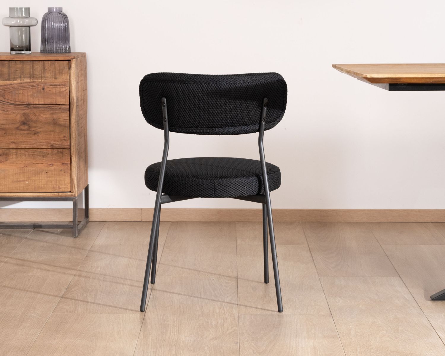 Set di 2 sedie da pranzo in stile retrò "Lato" in tessuto nero e gambe in metallo