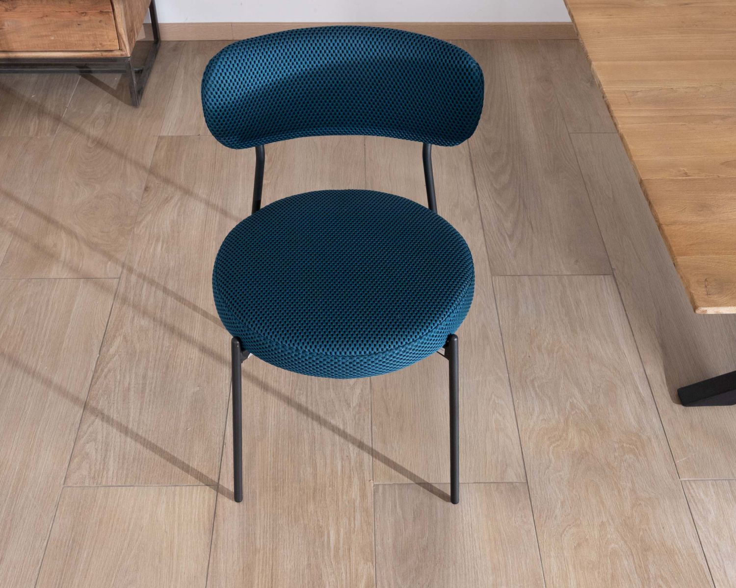Set di 2 sedie da pranzo minimaliste "Lato" in tessuto blu e gambe in metallo
