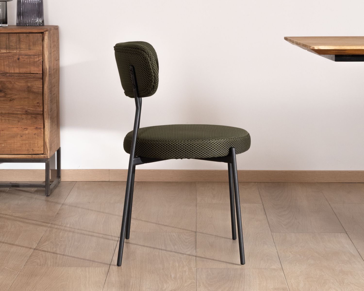 Set di 2 sedie da pranzo "Lato" in tessuto verde oliva e gambe in metallo minimaliste 