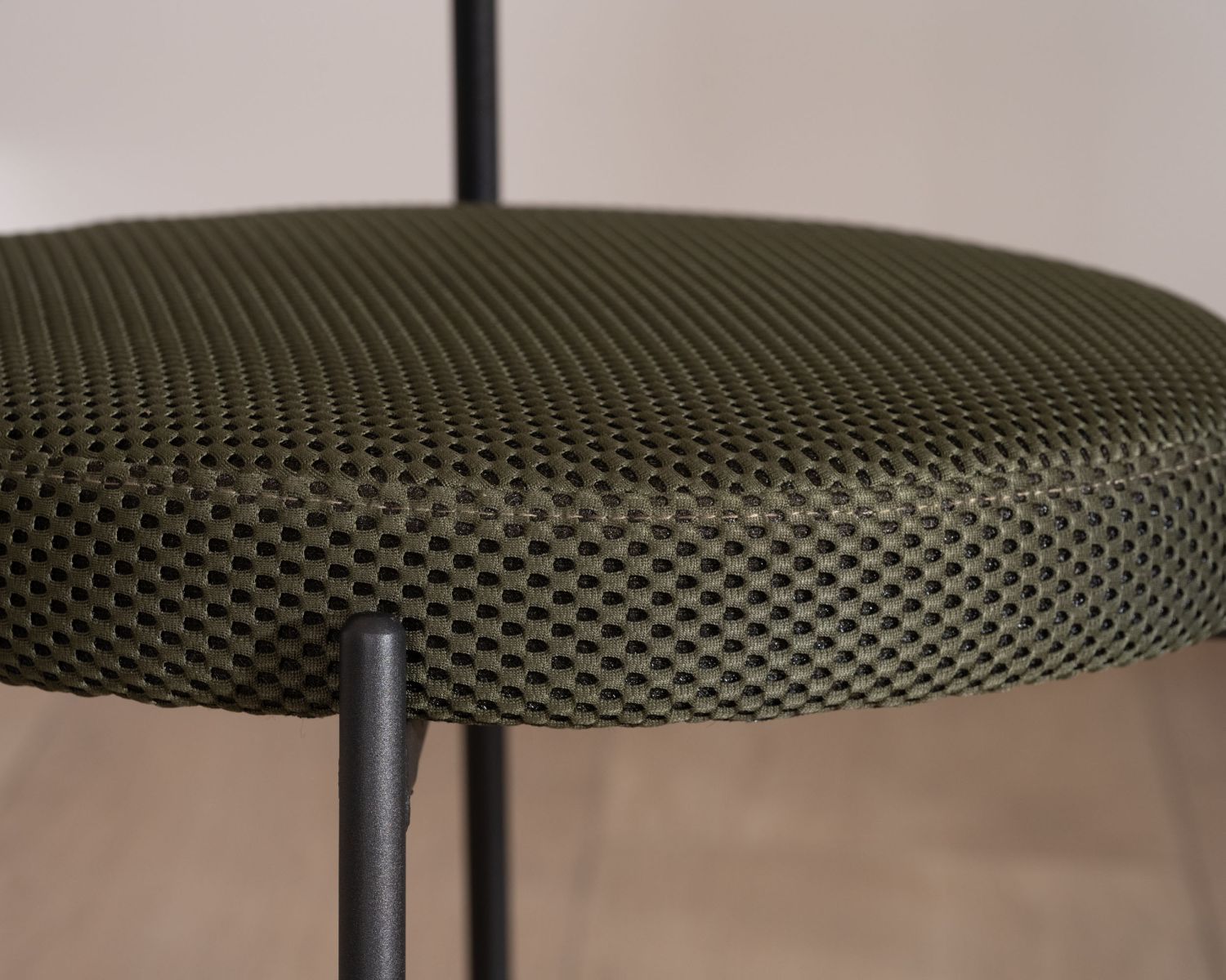 Set di 2 sedie da pranzo "Lato" in tessuto verde oliva e gambe in metallo minimaliste 