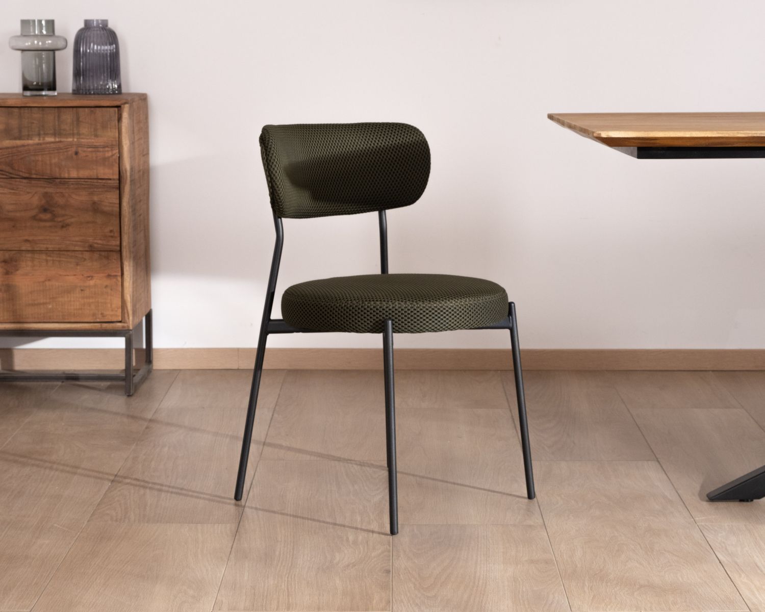 Set di 2 sedie da pranzo "Lato" in tessuto verde oliva e gambe in metallo minimaliste 