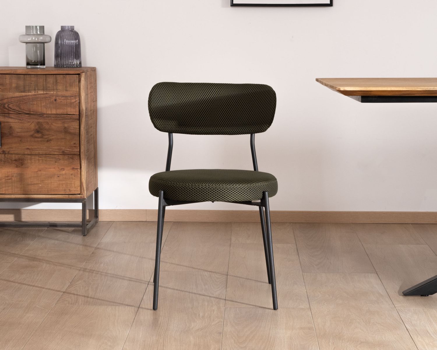 Set di 2 sedie da pranzo "Lato" in tessuto verde oliva e gambe in metallo minimaliste 