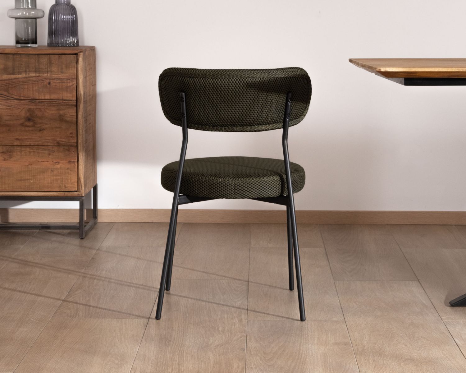 Set di 2 sedie da pranzo "Lato" in tessuto verde oliva e gambe in metallo minimaliste 