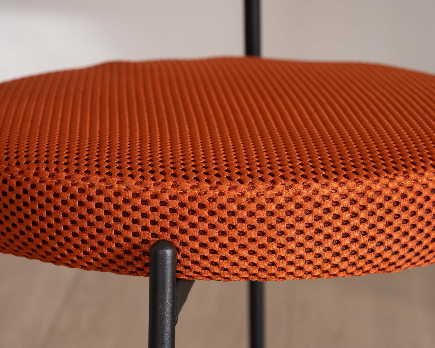 Set di 2 sedie da pranzo in stile retrò "Lato" in tessuto terracotta e gambe in metallo 