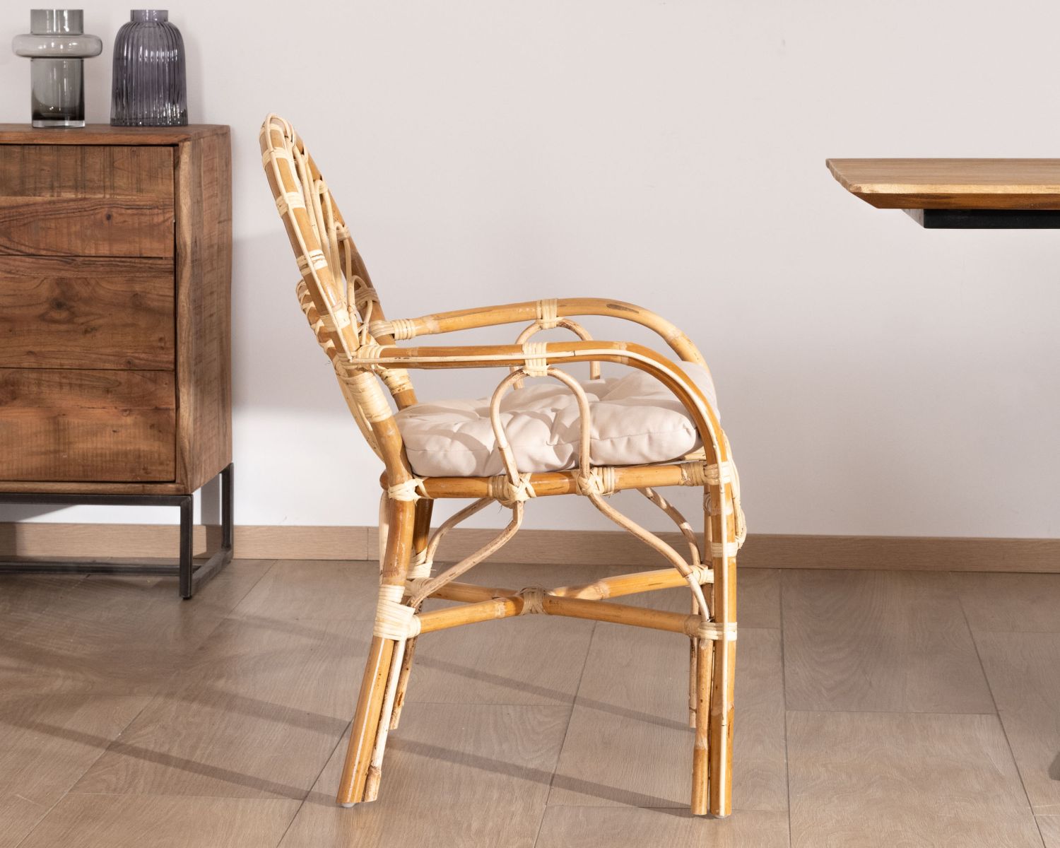 Elegante poltrona da giardino in rattan "Noho" con seduta imbottita