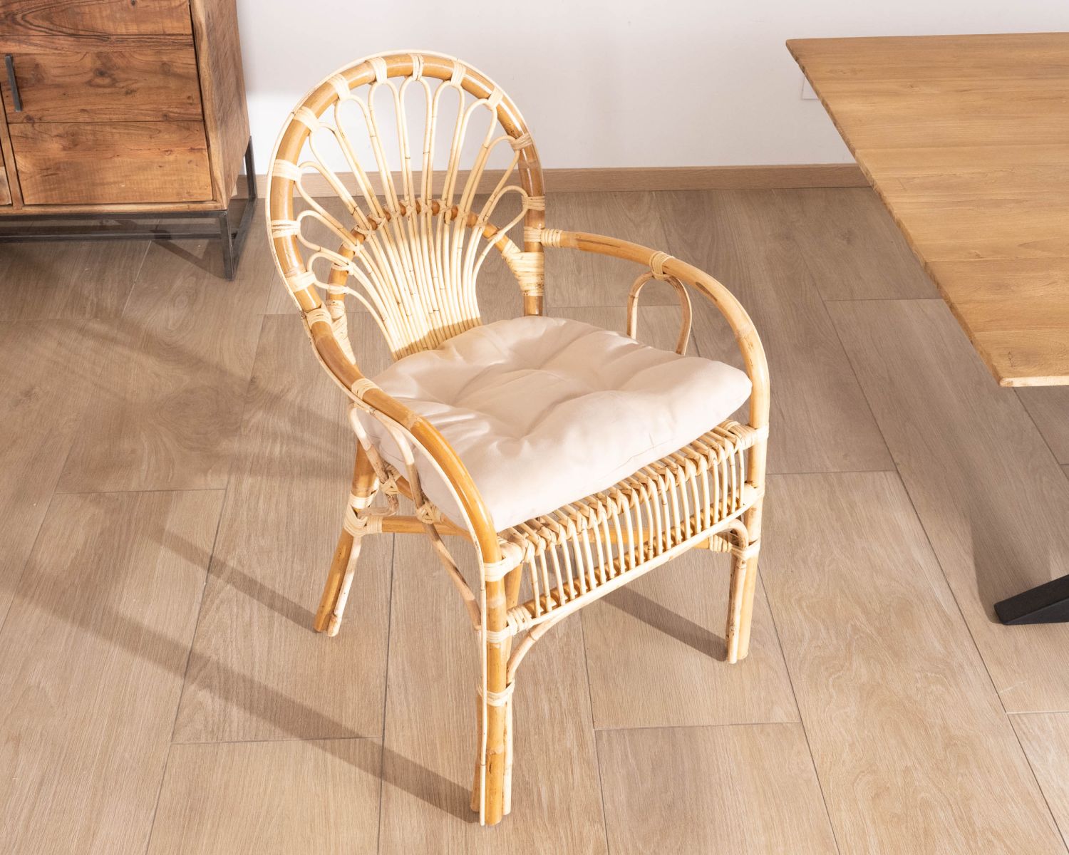 Elegante poltrona da giardino in rattan "Noho" con seduta imbottita