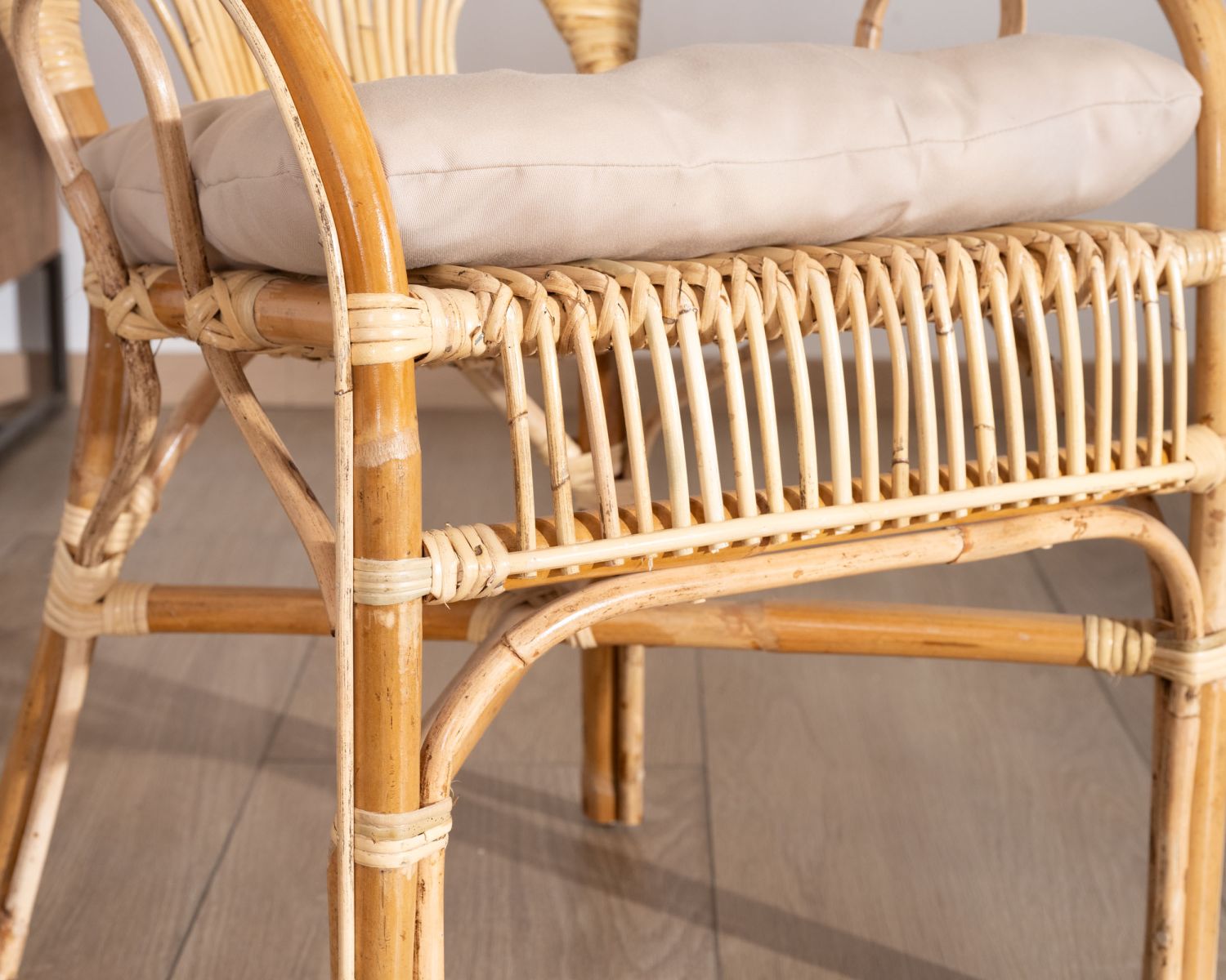 Elegante poltrona da giardino in rattan "Noho" con seduta imbottita