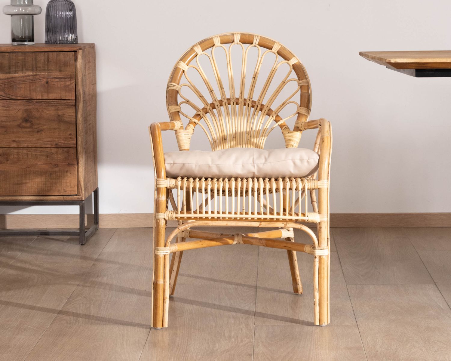 Elegante poltrona da giardino in rattan "Noho" con seduta imbottita