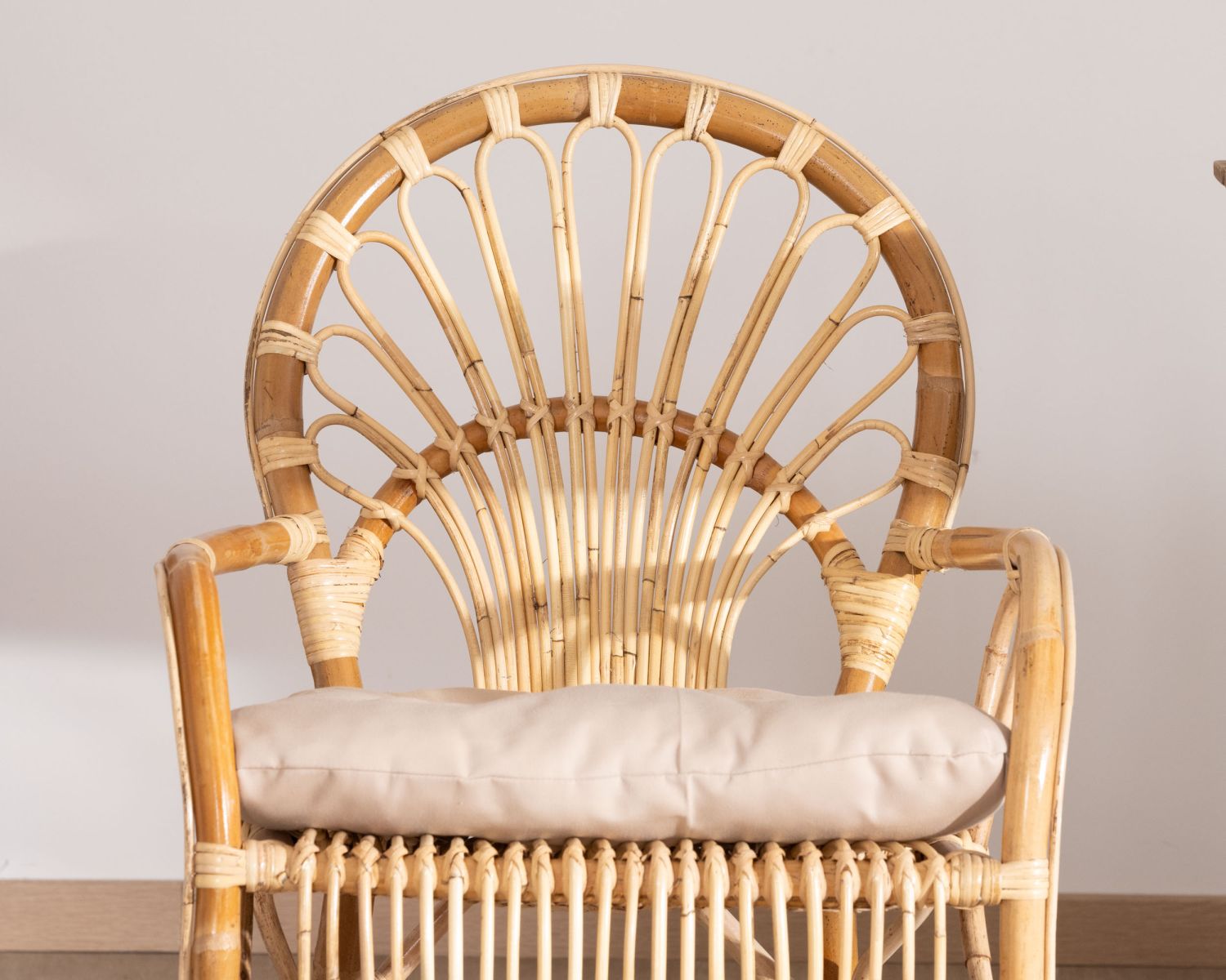 Elegante poltrona da giardino in rattan "Noho" con seduta imbottita