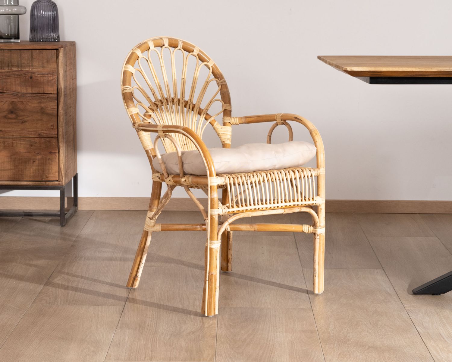 Elegante poltrona da giardino in rattan "Noho" con seduta imbottita